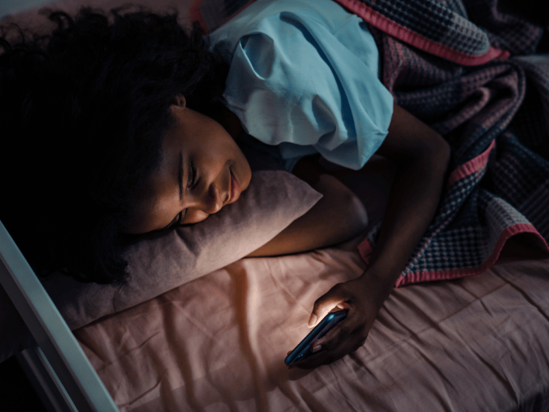 avoid use of electronic devices before bed