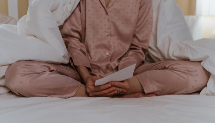 ShutEye can't sleep when traveling travel insomnia first-night effect wear you pajamas