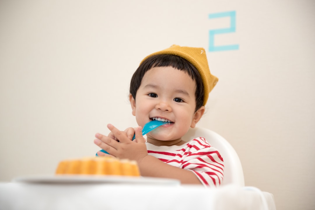 Toddlers Grinding plastic spoon