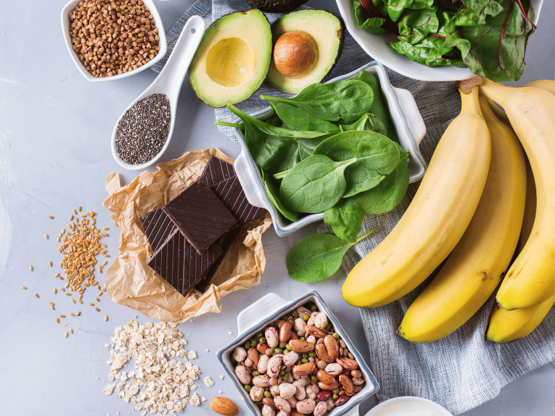 an overview of foods that are rich in magnesium including banana, spinach, dark chocolate, whole grains, chia seeds, avocados